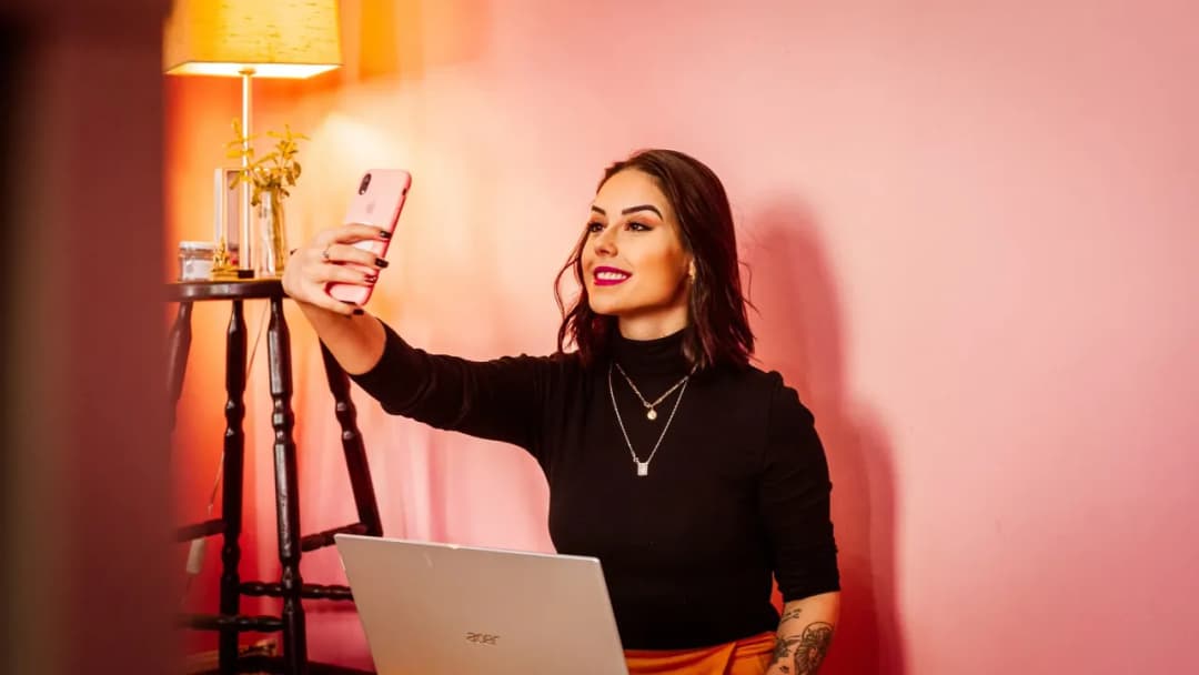 Influencerzy z mediów społecznościowych: Wpływ internetowych osobowości na trendy rozrywkowe