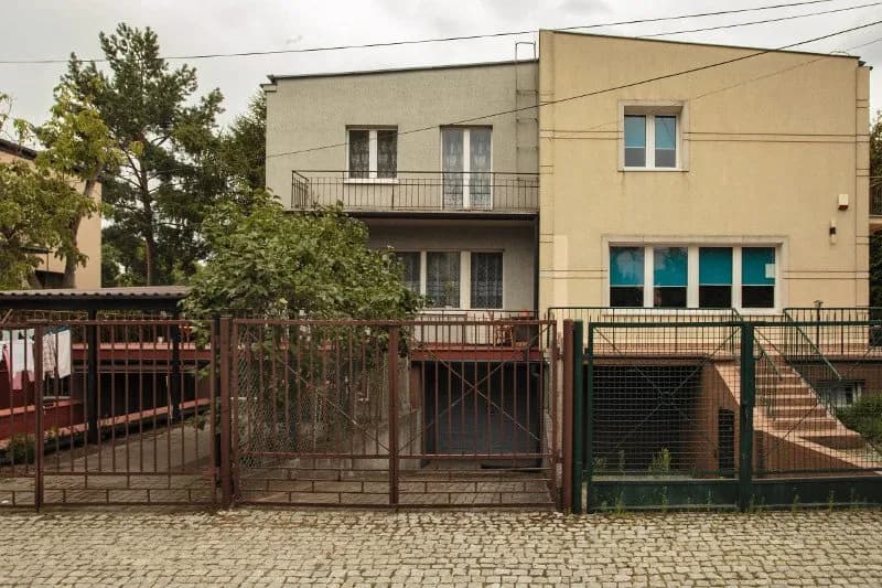 Gdzie mieszka Kaczyński? Niezwykłe szczegóły o jego domu w Warszawie