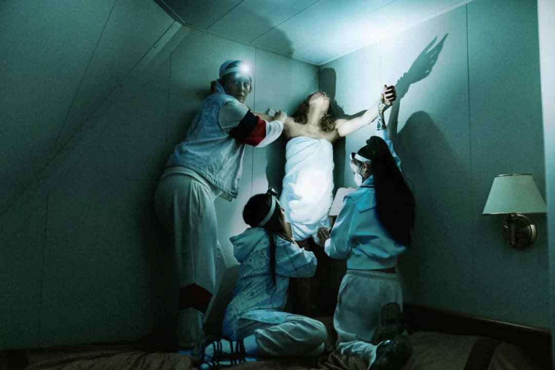 Lipstick on the Glass: Kontrowersyjny thriller o wolności i tożsamości