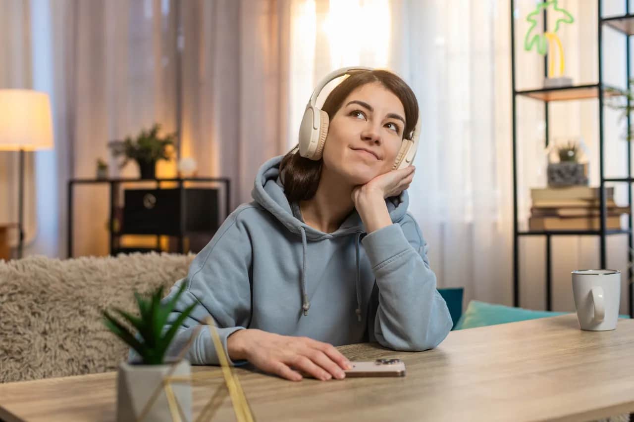 Głos, który wciąga – jak aktorzy wpływają na odbiór książek audio?